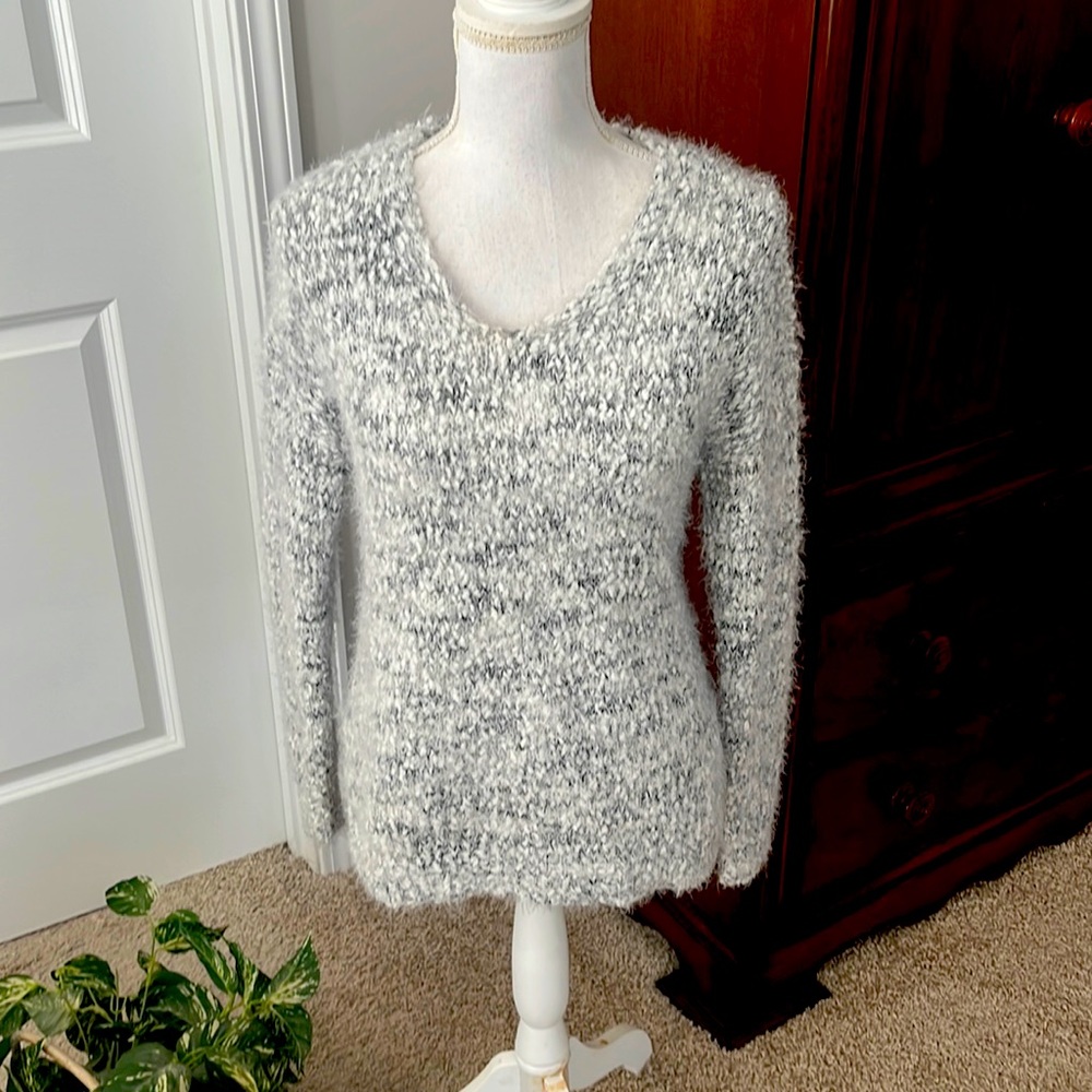SO V-Neck sweater